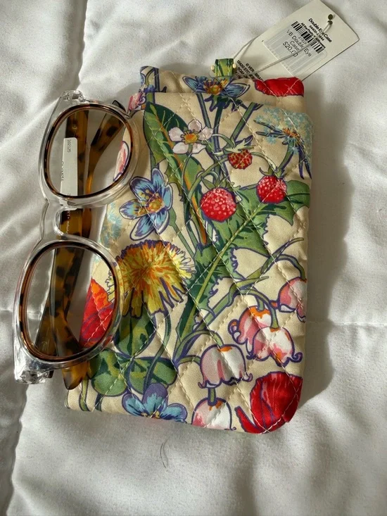 Vera Bradley double eyeglass case in Cream Floral Quilted . - Picture 2 of 7